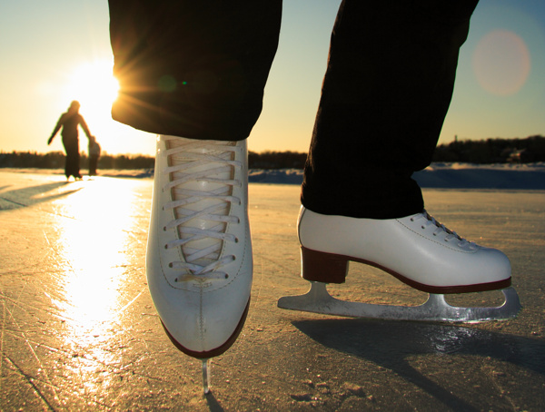 滑雪场上的溜冰鞋摄影图片