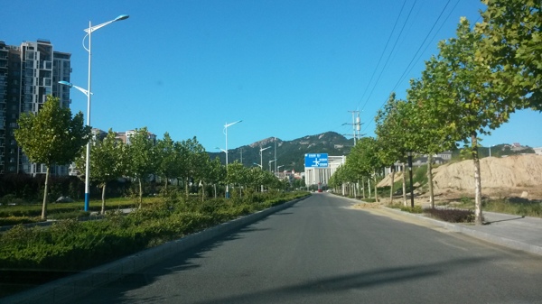 公路远处的山峦