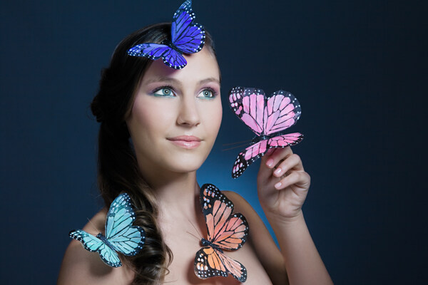 身上落满蝴蝶的蓝眼睛女孩图片图片