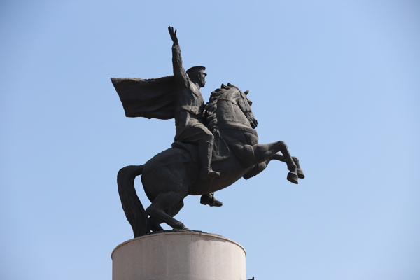 军校广场雕像