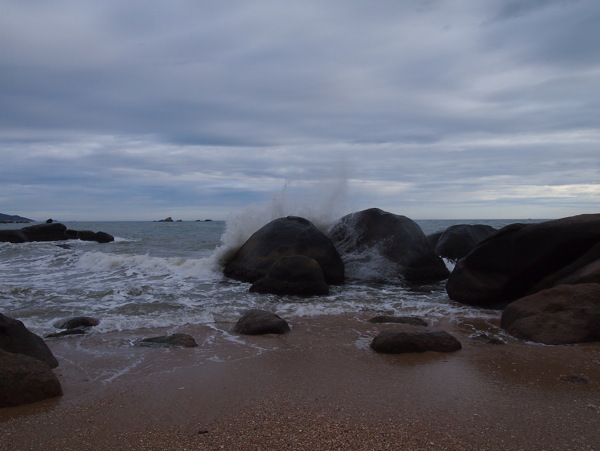 海边石头图片
