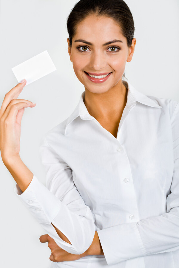 手拿卡片的微笑商务女性图片