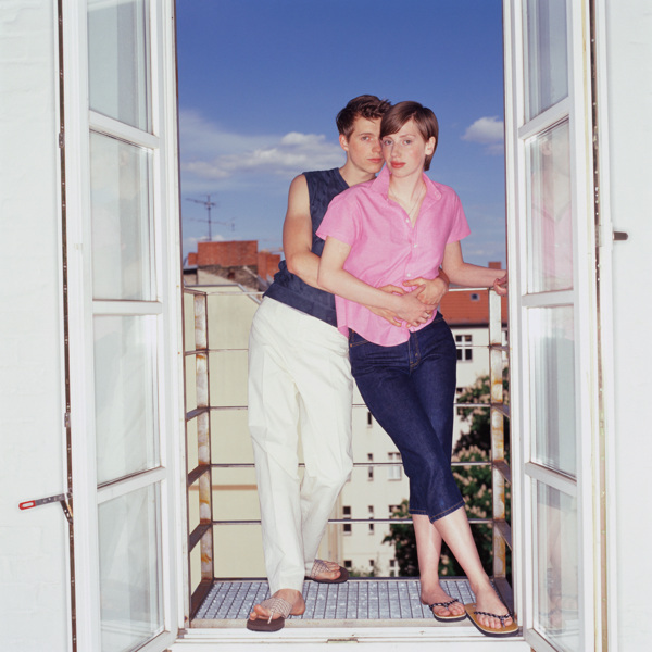 站在阳台上的亲密情侣图片