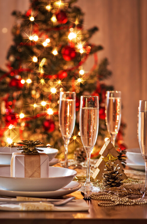 梦幻圣诞树与香槟美食图片