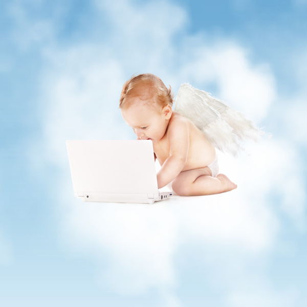 玩笔记电脑的婴儿图片