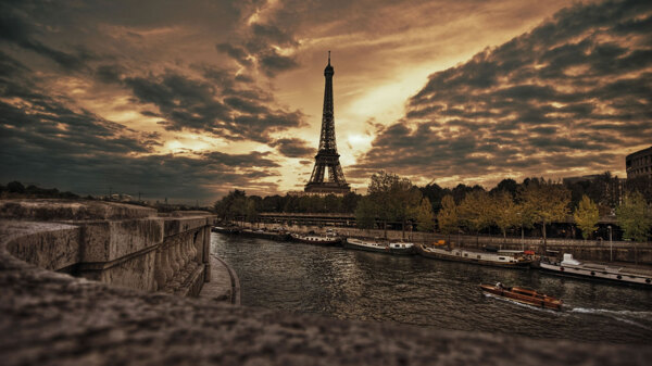 黄昏下的巴黎铁塔