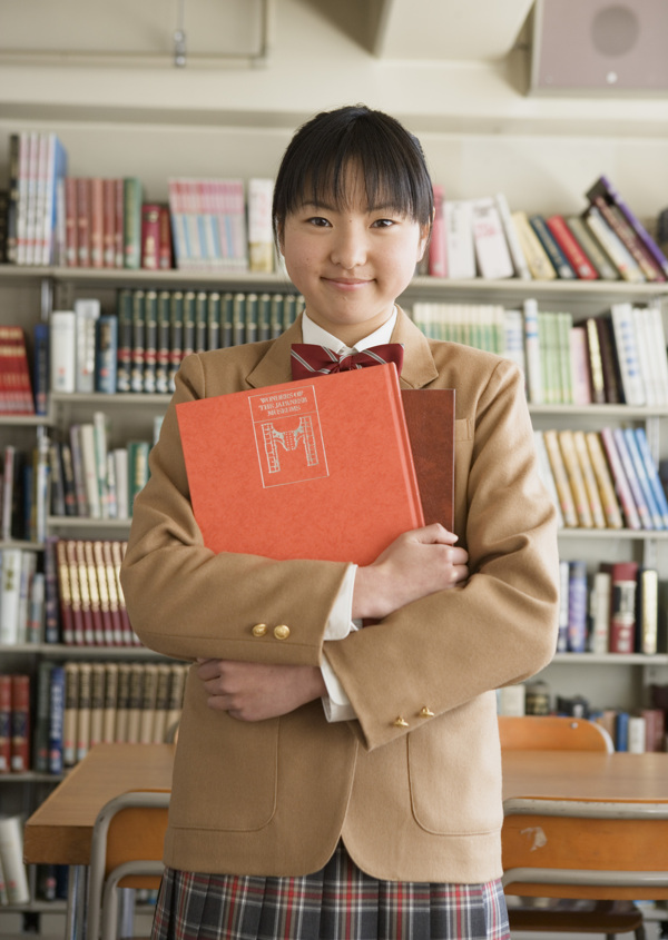 抱着书本的高中女生图片