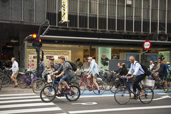 一群人骑着自行车图片