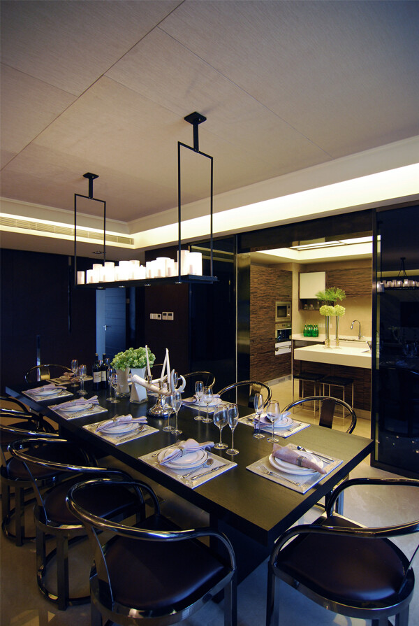 现代简约黑色系餐厅餐桌吊顶装修效果图