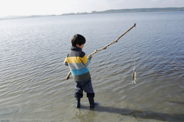 钓鱼的儿童图片