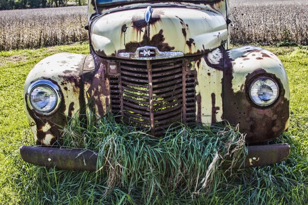 旧的生锈汽车