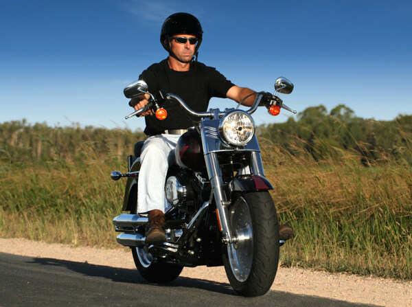驾驶摩托车的男人图片