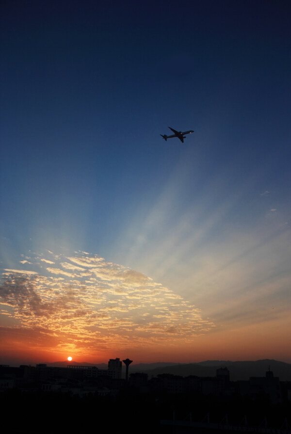 夕阳飞机图片