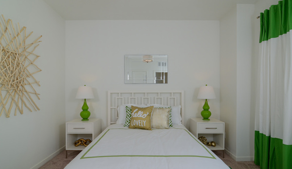 现代简约卧室白绿色窗帘室内装修效果图