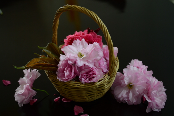 装满花的花篮图片