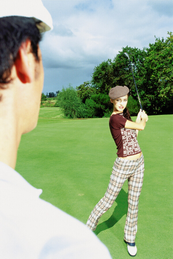 打高尔夫球的时尚美女图片