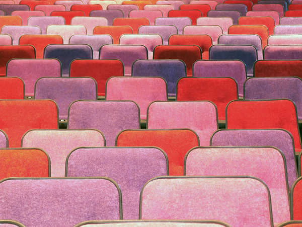 红或戏剧的空座位