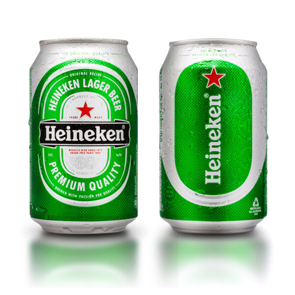 两瓶绿色啤酒图片