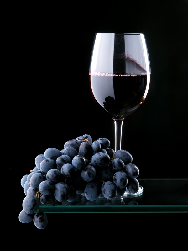 桌子上的红酒与葡萄图片