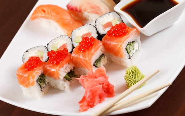 美味三文鱼寿司图片