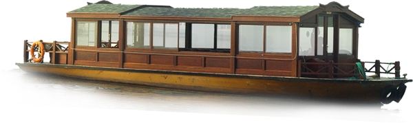一艘飘荡的木船运输航行江河