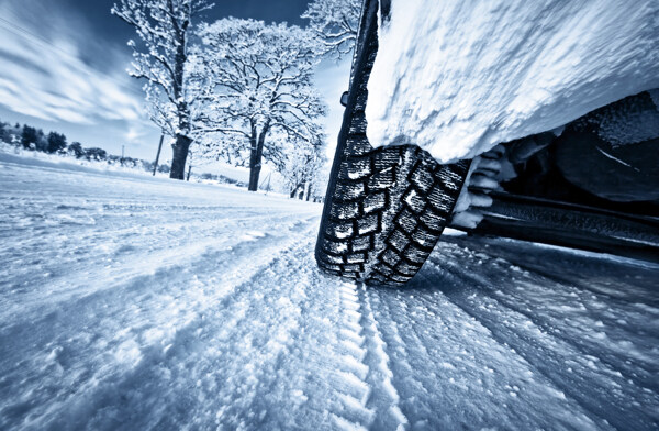雪地上行驶的汽车图片