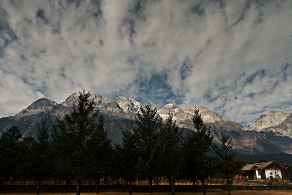 玉龙雪山远景图片