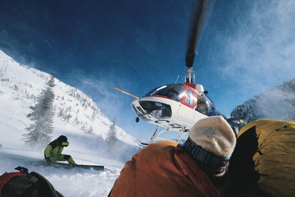 直升飞机与滑雪运动员高清图片