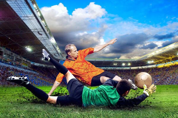 草地上争夺足球的运动员图片