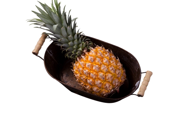 用篮子装好的水果菠萝