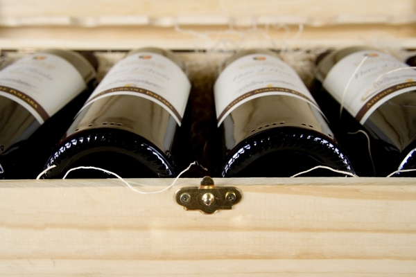 木箱里的葡萄酒图片