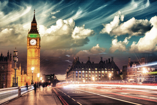 夜晚的伦敦和云朵图片