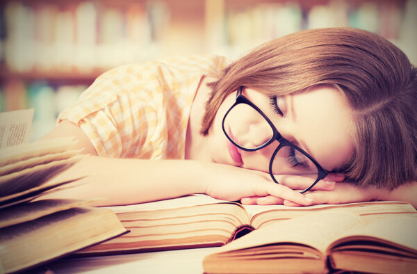 扒在书上睡觉的女孩图片