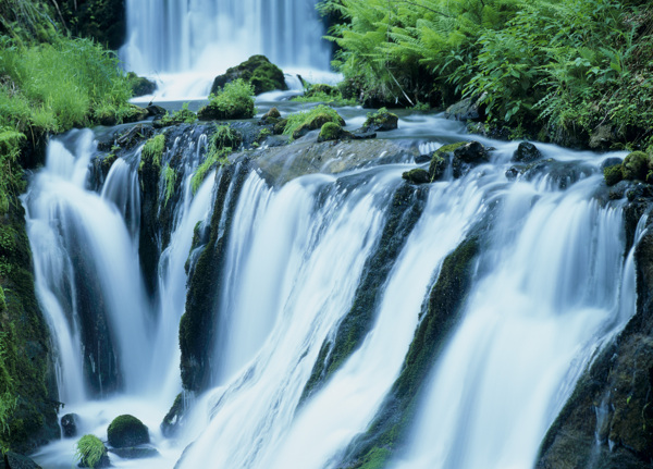 高山绿树瀑布自然景色图片