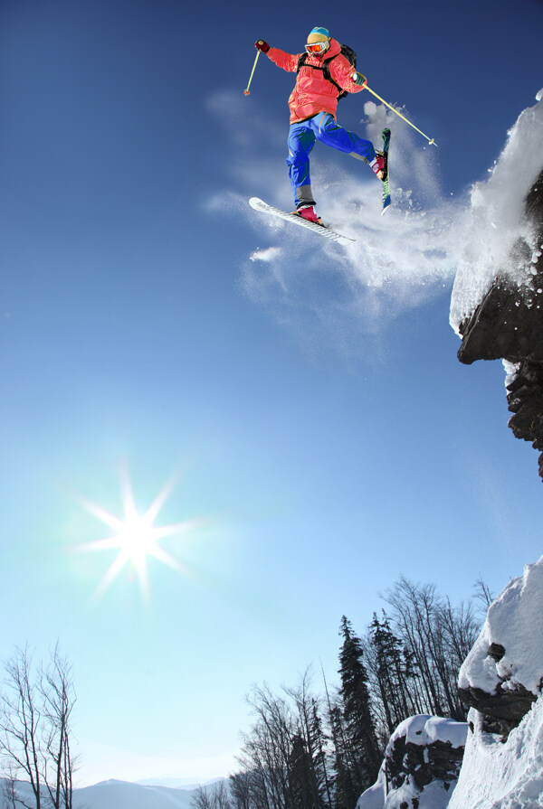 从山崖飞下的滑雪运动员图片