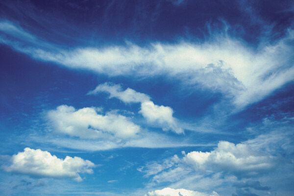 蔚蓝天空白云图片