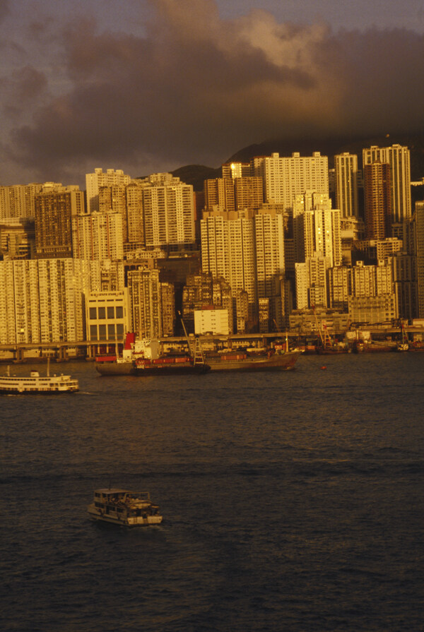 黄昏时的香港海面风景图片