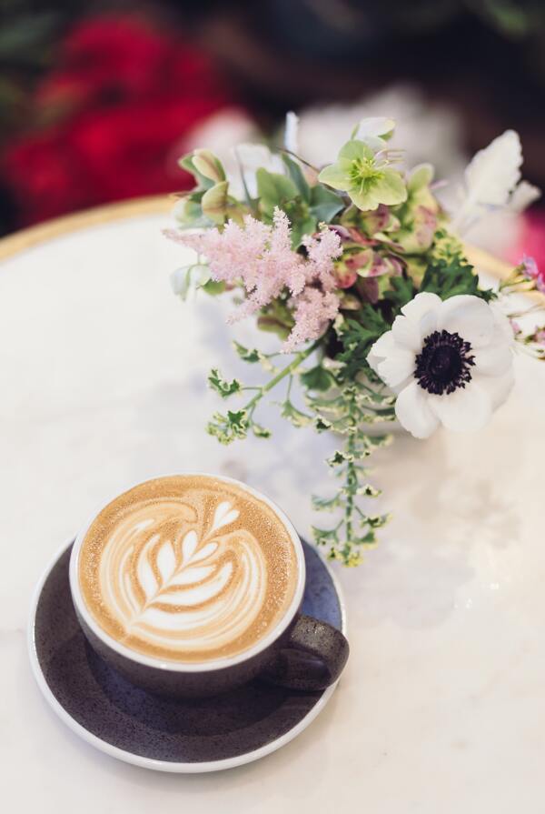 桌上的咖啡与花