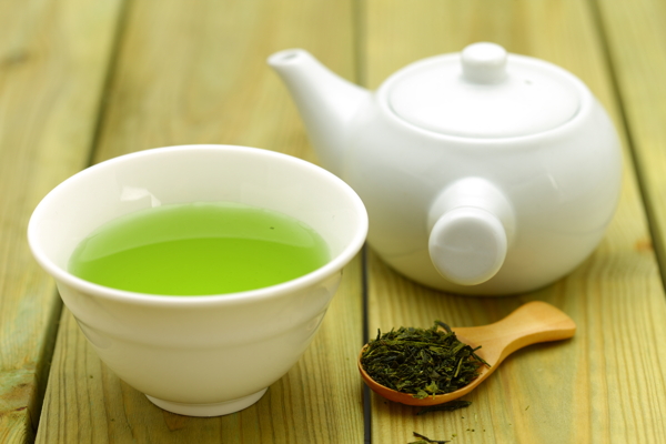 茶壶和绿叶图片