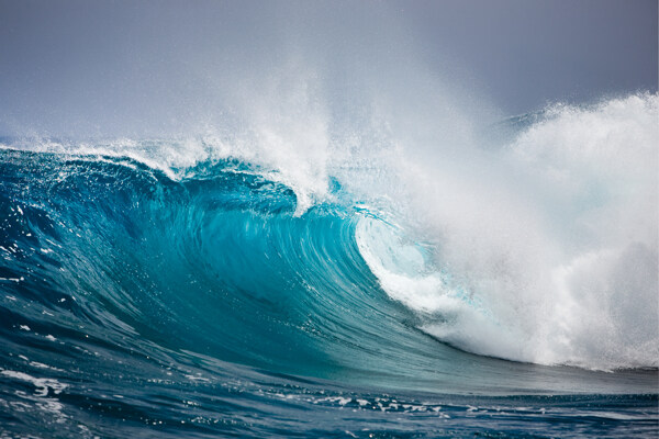 汹涌的海浪摄影图