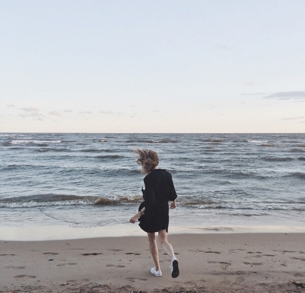 沙滩奔跑的女性图片
