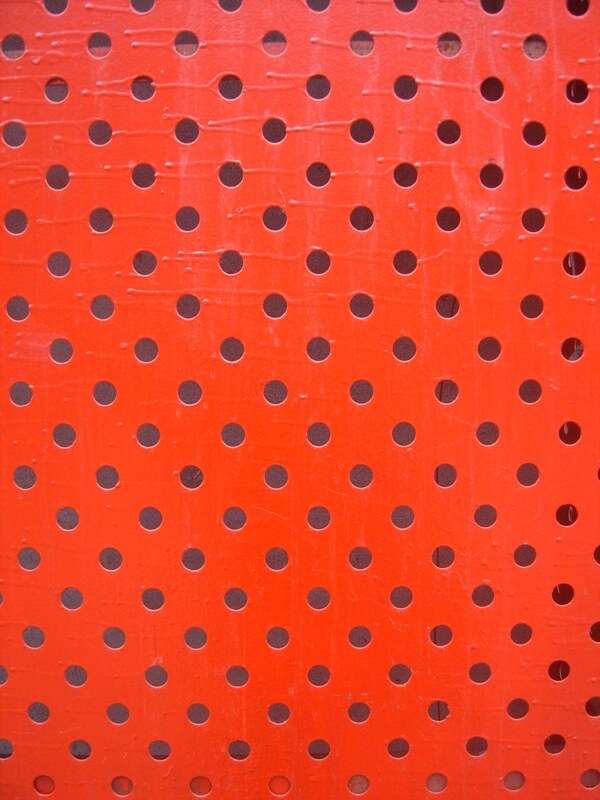红色油漆穿孔铁板图片