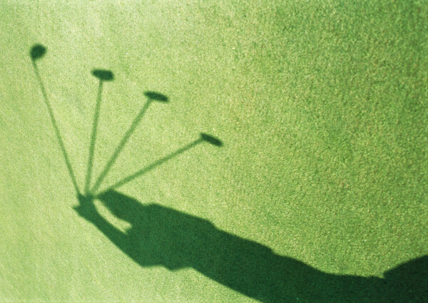 草地上打高尔夫球人物影子图片