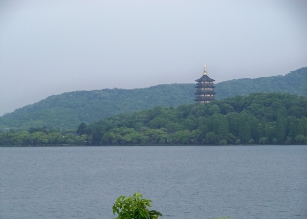 雷锋塔远照图片