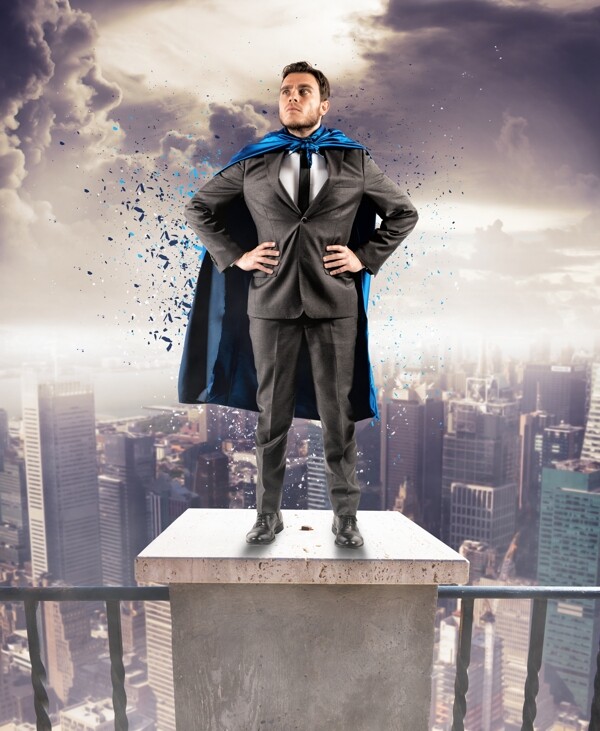 站在楼顶的职业男性超人图片