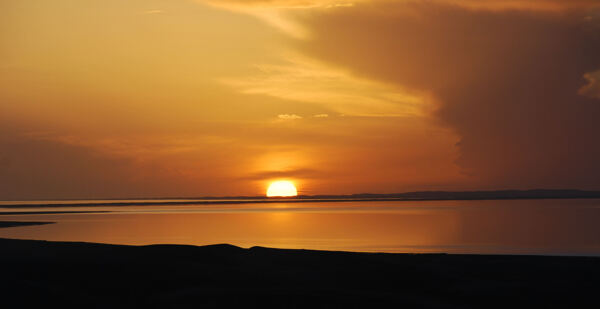 傍晚夕阳西沉大海的唯美意境图片素材下载