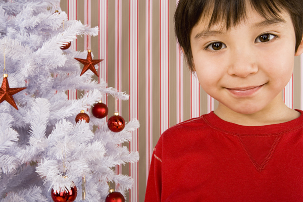 圣诞树旁的可爱男孩图片