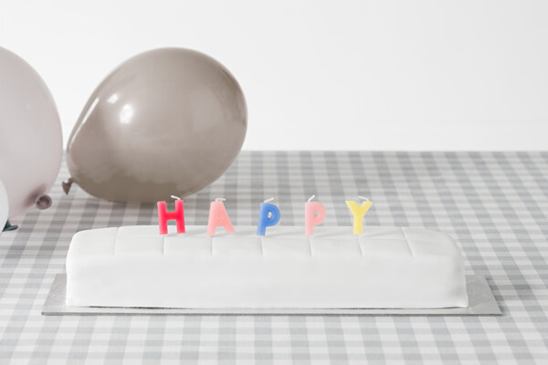 桌子上的气球和彩色英文字母图片
