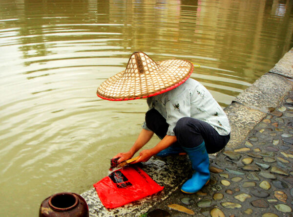 雨中在河塘边洗刷的村妇图片