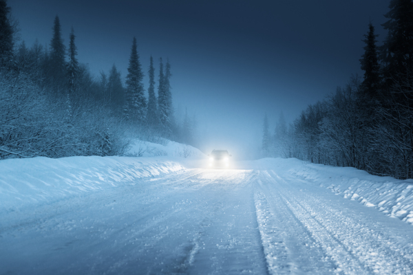 夜晚行驶在雪地上的汽车图片